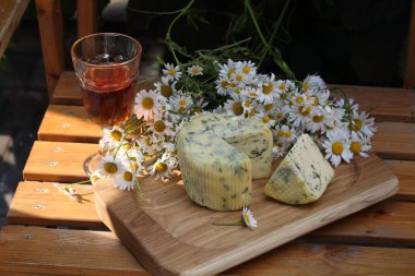 Suluguni peynir dereotu ve bir kadeh kırmızı şarap ile