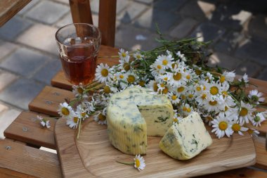 Suluguni peynir dereotu ve bir kadeh kırmızı şarap ile