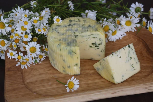 Suluguni peynir dereotu ve beyaz papatya ahşap bir masa üzerinde bir buket ile
