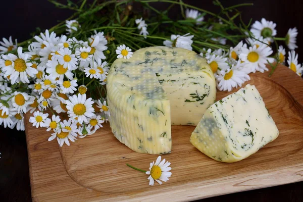 Suluguni peynir dereotu ve beyaz papatya ahşap bir masa üzerinde bir buket ile