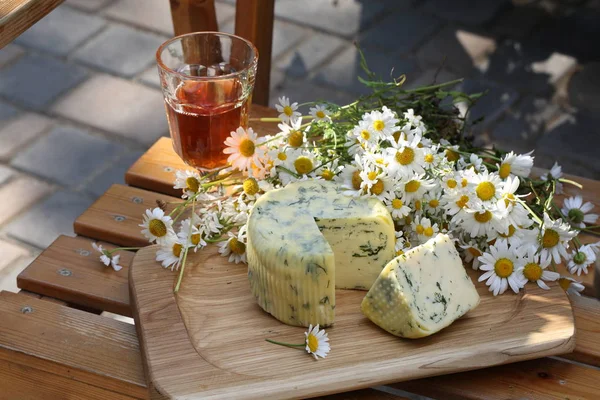 Suluguni peynir dereotu ve bir kadeh kırmızı şarap ile