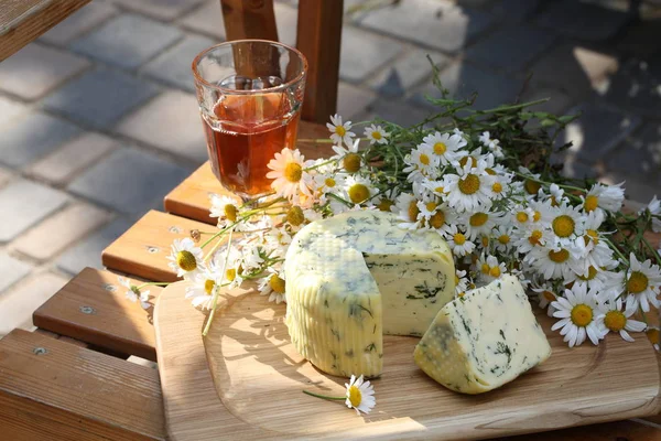 Suluguni peynir dereotu ve bir kadeh kırmızı şarap ile