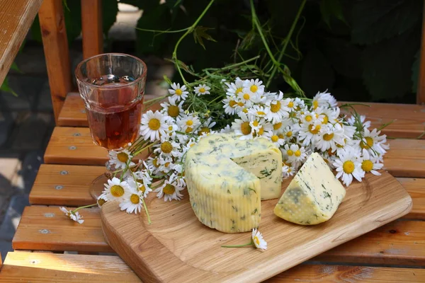 Suluguni peynir dereotu ve bir kadeh kırmızı şarap ile