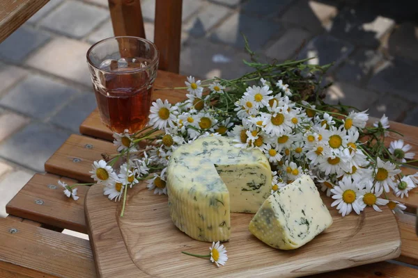 Suluguni peynir dereotu ve bir kadeh kırmızı şarap ile