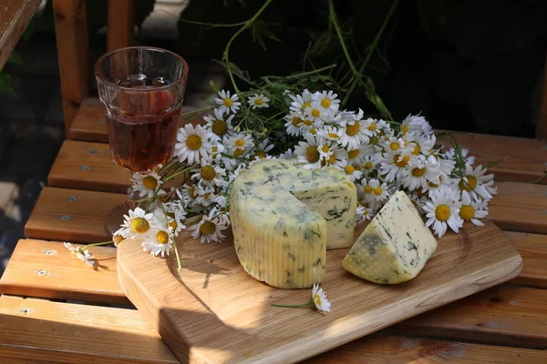 Suluguni peynir dereotu ve bir kadeh kırmızı şarap ile