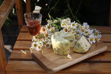 Suluguni peynir dereotu ve bir kadeh kırmızı şarap ile