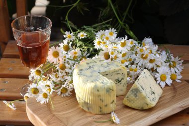 Suluguni peynir dereotu ve bir kadeh kırmızı şarap ile