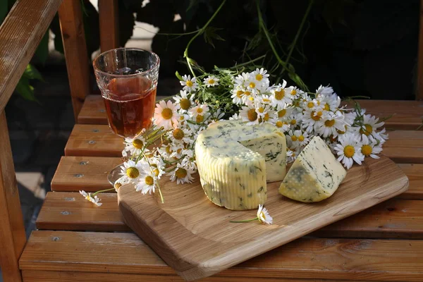 Suluguni peynir dereotu ve bir kadeh kırmızı şarap ile
