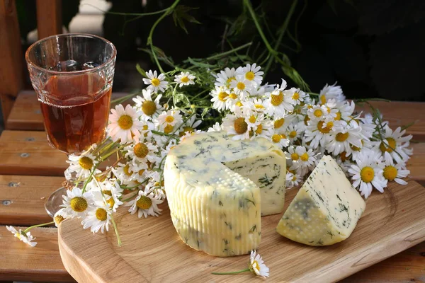 Suluguni peynir dereotu ve bir kadeh kırmızı şarap ile