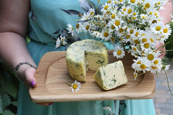 Suluguni peynir dereotu ve beyaz papatya ahşap bir masa üzerinde bir buket ile