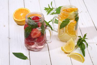 Beyaz ahşap bir masa üzerinde berry meyve kokteylleri