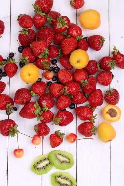 Beeren Und Früchte Auf Weißem Hintergrund — Stockfoto