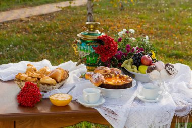 Güzel kokulu ülkede evde pişirme ile çay