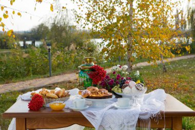 Pişirme ve meyve ile ülke evinde semaver