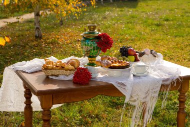 Güzel kokulu ülkede evde pişirme ile çay
