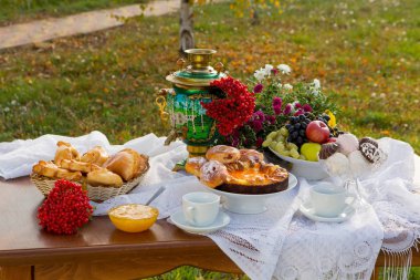 Pişirme ve meyve ile ülke evinde semaver