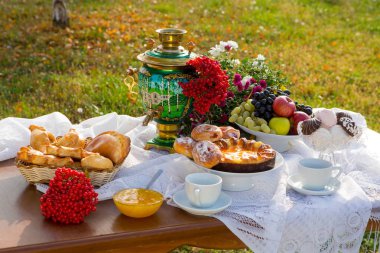Güzel kokulu ülkede evde pişirme ile çay
