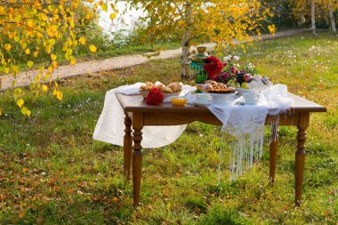 Pişirme ve meyve ile ülke evinde semaver