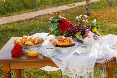 Pişirme ve meyve ile ülke evinde semaver