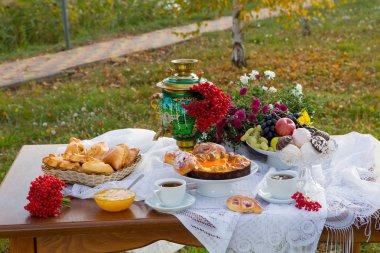 Güzel kokulu ülkede evde pişirme ile çay