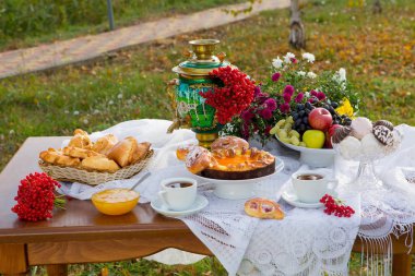 Pişirme ve meyve ile ülke evinde semaver