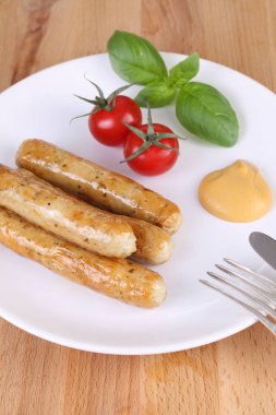 Domates, fesleğen ve hardal ile ızgara sosis