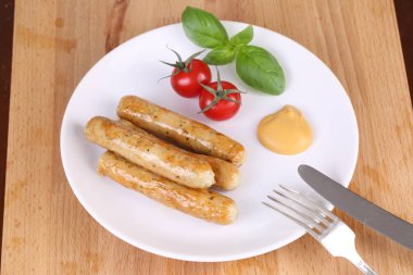 Domates, fesleğen ve hardal ile ızgara sosis