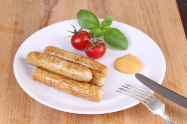 Domates, fesleğen ve hardal ile ızgara sosis