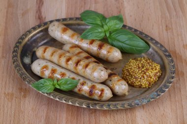 Dijon hardalı ile ızgara sosis