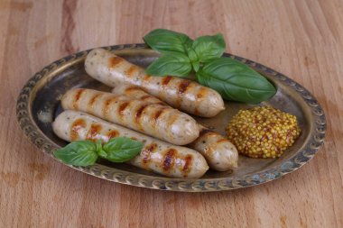 Dijon hardalı ile ızgara sosis