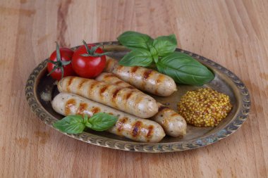 Sosis ve bir ızgarada pişmiş domates ve Dijon hardal ile servis