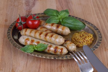 Sosis ve bir ızgarada pişmiş domates ve Dijon hardal ile servis