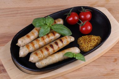 Sosis ve bir ızgarada pişmiş domates ve Dijon hardal ile servis