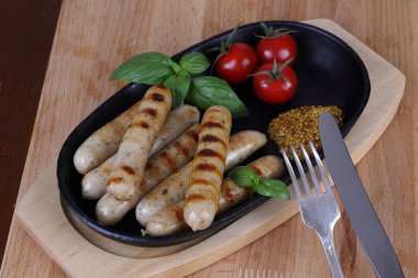 Sosis ve bir ızgarada pişmiş domates ve Dijon hardal ile servis