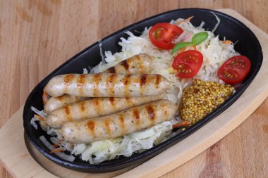 Hardal, lahana ve domates ızgara sosis