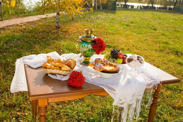 Pişirme ve meyve ile ülke evinde semaver