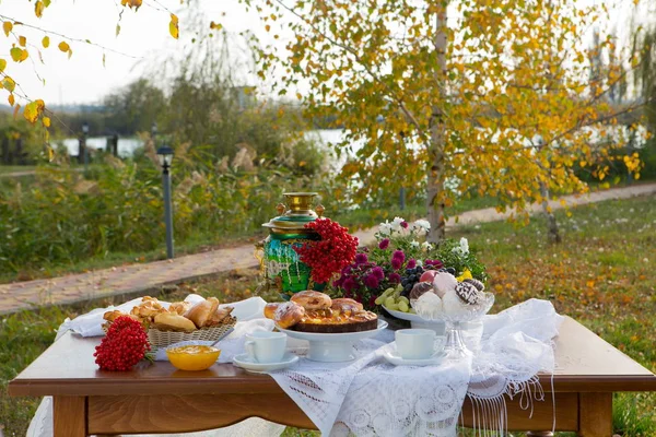 Pişirme ve meyve ile ülke evinde semaver