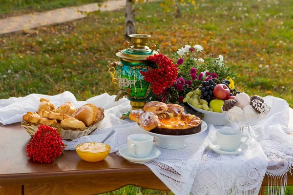 Pişirme ve meyve ile ülke evinde semaver