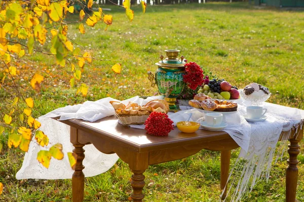 Güzel kokulu ülkede evde pişirme ile çay