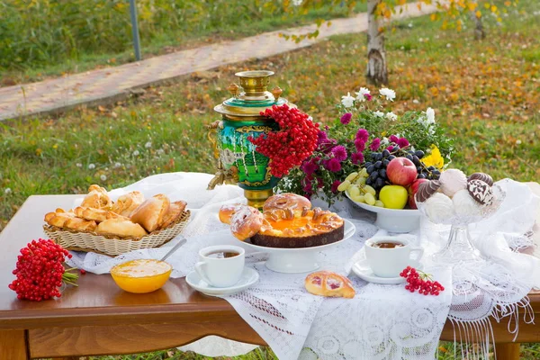 Güzel kokulu ülkede evde pişirme ile çay
