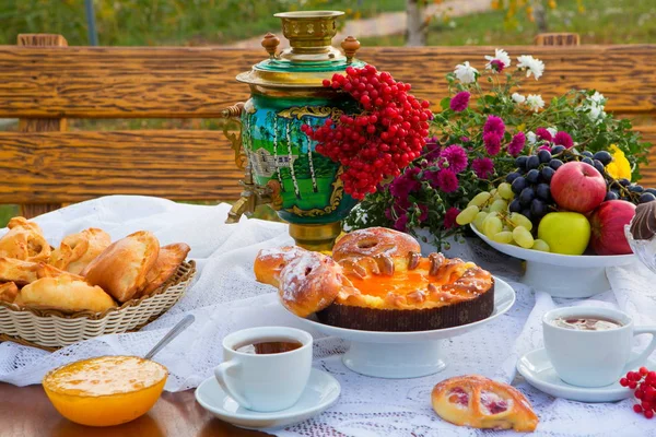 Samovar Casa Campo Con Hornear Frutas — Foto de Stock