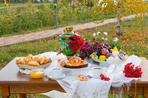 Güzel kokulu ülkede evde pişirme ile çay