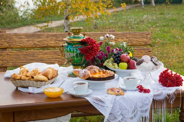 Pişirme ve meyve ile ülke evinde semaver