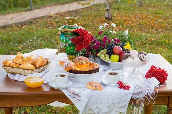 Güzel kokulu ülkede evde pişirme ile çay