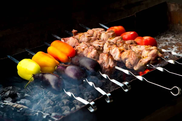 Kebab Shish Apetitoso Porco Com Verduras Uma Grelha — Fotografia de Stock