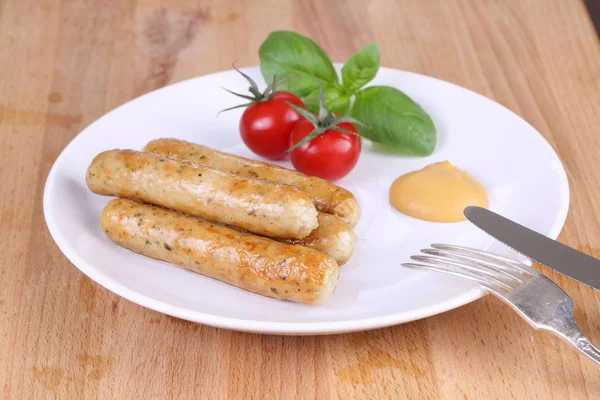 Domates, fesleğen ve hardal ile ızgara sosis