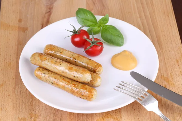 Domates, fesleğen ve hardal ile ızgara sosis