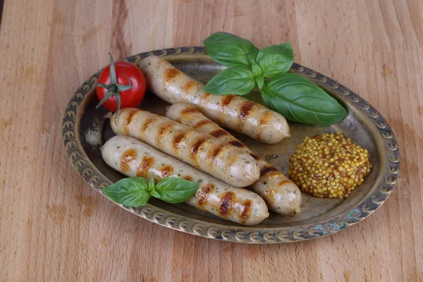 Sosis ve bir ızgarada pişmiş domates ve Dijon hardal ile servis