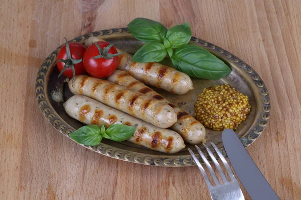 Sosis ve bir ızgarada pişmiş domates ve Dijon hardal ile servis