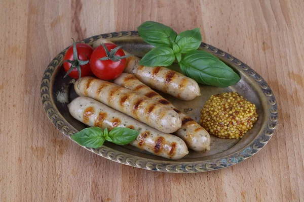 Sosis ve bir ızgarada pişmiş domates ve Dijon hardal ile servis